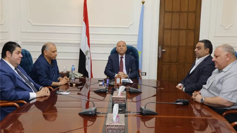 محافظ القاهرة يوجه رؤساء الأحياء الجدد بضرورة التواجد الميداني والاستماع لطلبات المواطنين