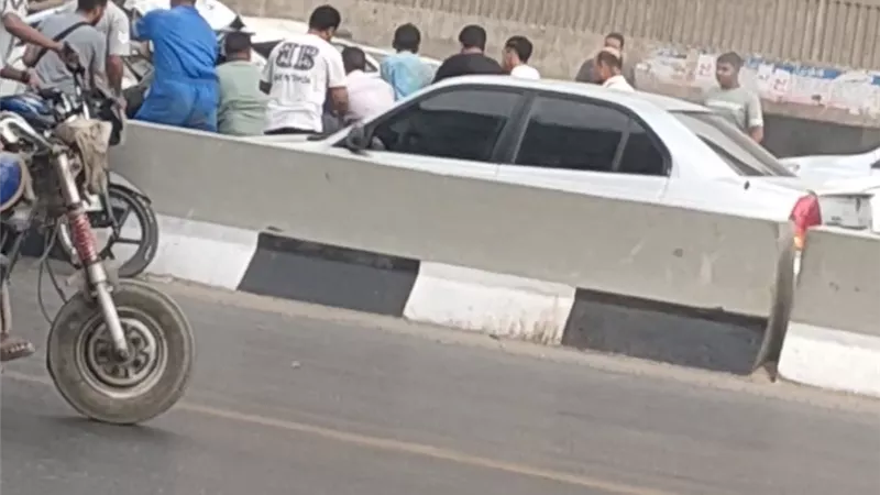 إصابة سائق في انقلاب سيارة ملاكي بعد اصطدامها بأتوبيس على الدائري.. صور