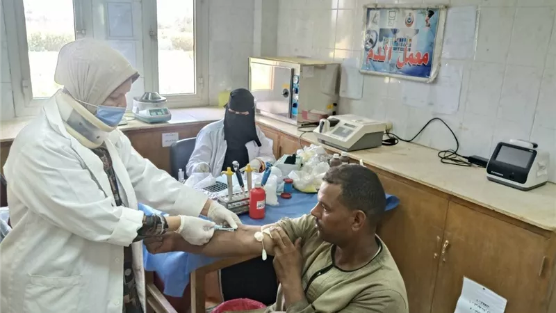 خدمات طبية مجانية لـ976 مواطنًا بقافلة 