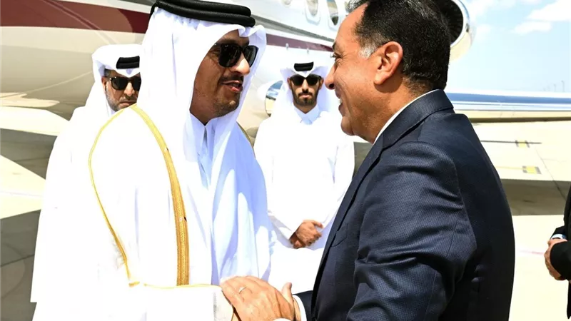رئيس مجلس الوزراء يستقبل نظيره القطري بمطار العلمين الدولي