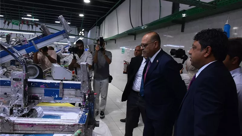 وزير العمل يفتتح صالة إنتاج جديدة بجولدن ستارز ويشيد بالصناعات الاستراتيجية