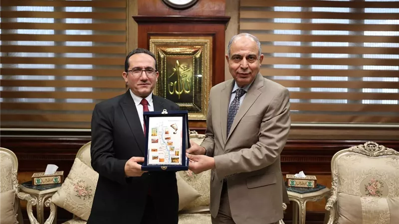محافظ المنيا يكرم مدير الطب البيطري السابق ويؤكد دعم القيادة الجديدة