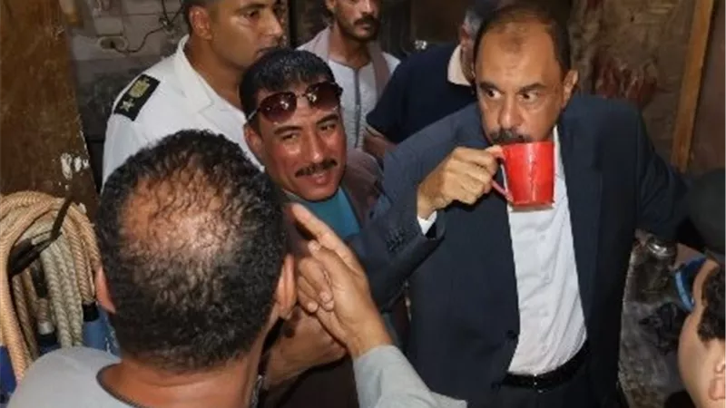 محافظ سوهاج يطمئن المواطنين: شربت من الحنفية بنفسي ولم أشعر بأي ألم أو ضرر