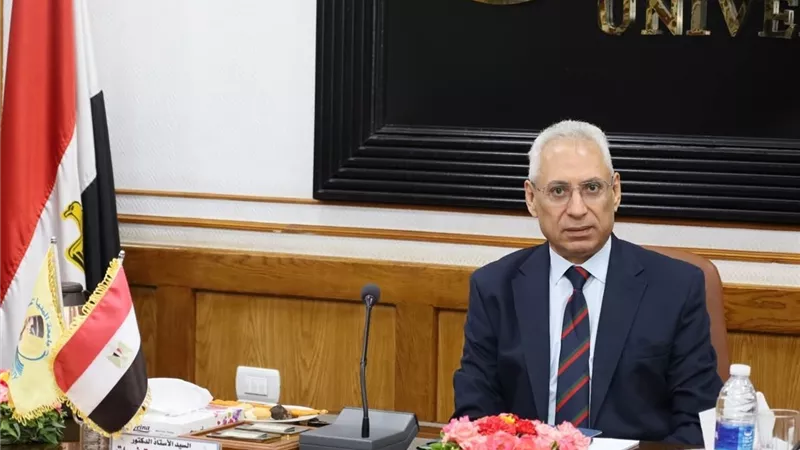 رئيس جامعة المنيا يترأس لجنة اختيار عميد كلية 
