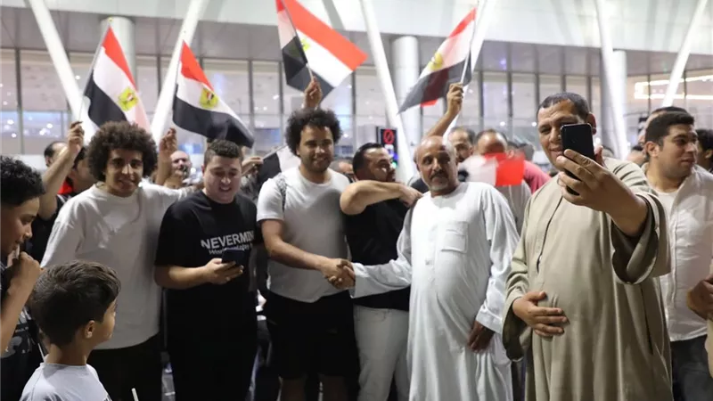 استقبال حافل من المصريين للبطل أحمد ناصر  عقب وصوله مطار القاهرة 