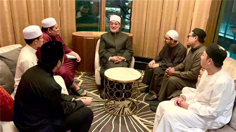 مفتي الجمهورية يلتقي خريجي الأزهر بماليزيا ويؤكد: الفتوى مسؤولية ورسالة لنشر الوسطية