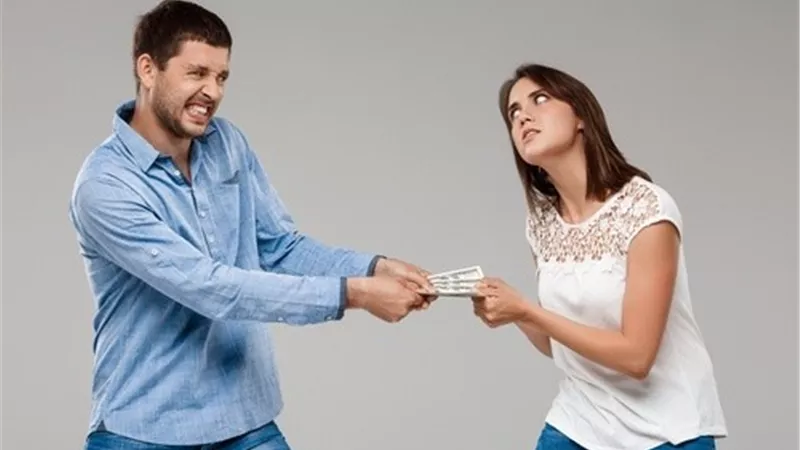 الأزهر يجدد النقاش حول حق الزوجة في مال الزوج البخيل