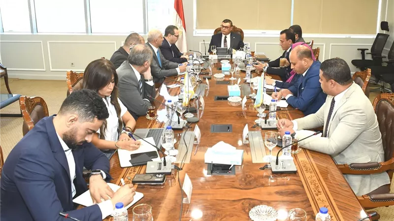وزير الإسكان يتابع آليات طرح الأراضي والفرص الاستثمارية بالمدن الجديدة