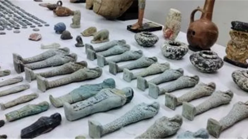 تاجر آثار يعترف: استخرجت 577 قطعة أثرية من جبل بالمنيا