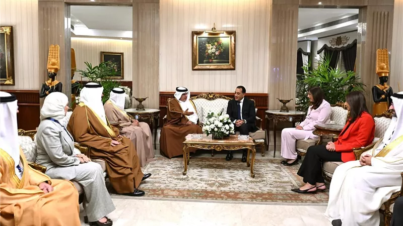 رئيس الوزراء يستقبل ولي عهد البحرين لبحث تعزيز التعاون المشترك