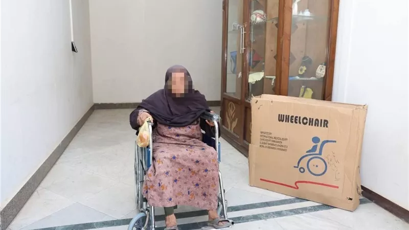 محافظ المنيا يستجيب لحالة إنسانية ويوفر كرسيًا متحركًا لسيدة مسنّة