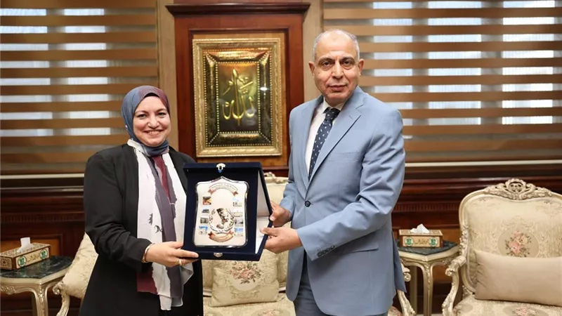 محافظ المنيا يؤكد دعمه للمؤسسات التعليمية ويكرم مديرة مدرسة تجريبية ببني مزار