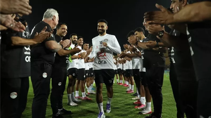 ممر شرفي من منتخب مصر للدولي محمد صلاح  أفضل لاعب في الدوري الإنجليزي