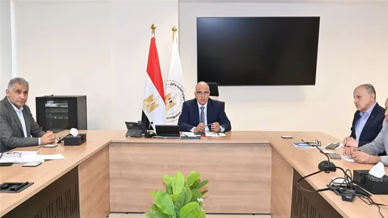 وزير الري يبحث الإجراءات العاجلة للتعامل مع حالات الطوارئ بمحطات رفع المياه