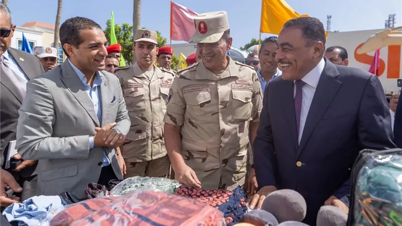 توزيع 2000 حقيبة مدرسية و15 طن من اللحوم و7 آلاف كرتونة مواد غذائية على الأسر الأولى بالرعاية في سيوة