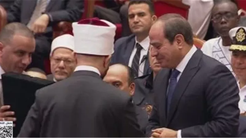 وزير الأوقاف يهدى الرئيس السيسى هدية تذكارية فى احتفال المولد النبوى