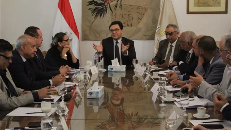 وزير الثقافة يستعرض خطط التطوير للمشروعات الثقافية ومعرض الكتاب والمهرجانات