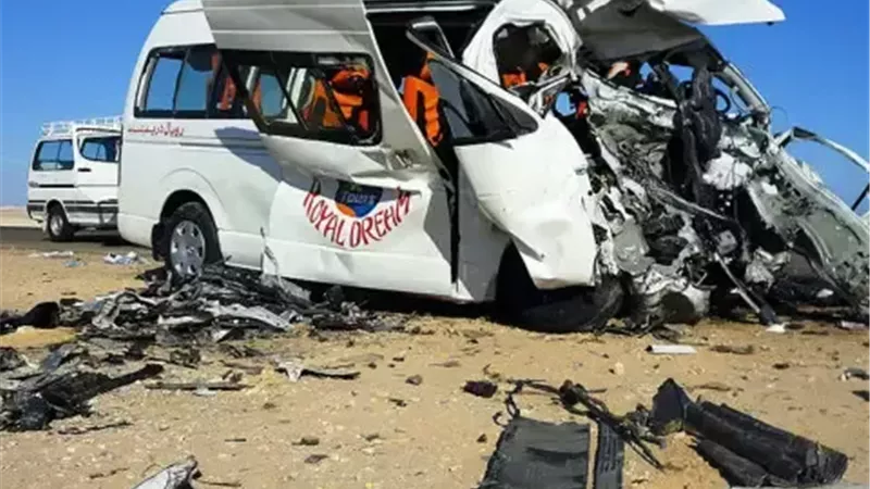 إصابة 12 عاملاً في حادث انقلاب سيارة بالمنيا على الصحراوي الشرقي