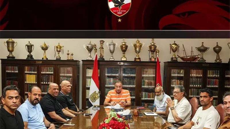 تفاصيل اجتماع الخطيب مع الجهاز الفني المؤقت للنادي الأهلي