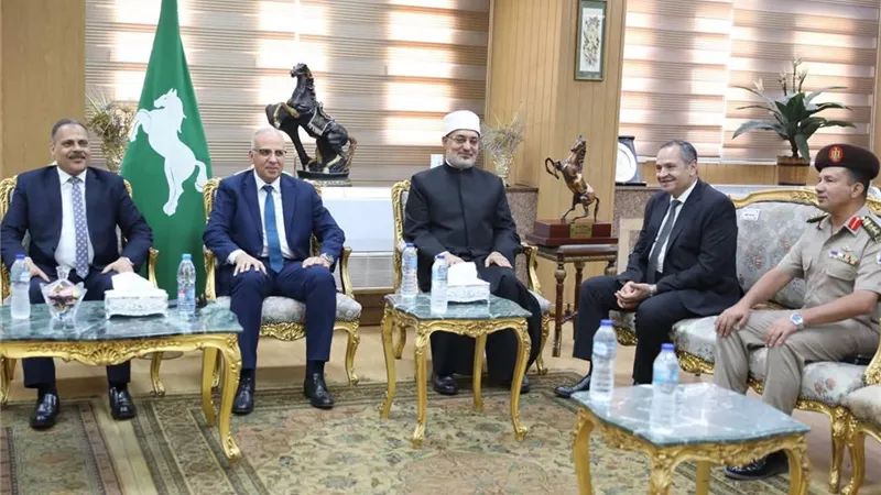 بعد تأدية صلاة الجمعة بمسجد الفتح.. مفتي الجمهورية يشارك أبناء الشرقية عيدهم القومي
