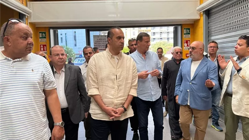 وزيرا الزراعة والشؤون النيابية يتفقدان تجربة السوق التعاوني بمدينة باري