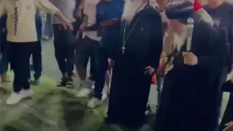الأنبا ديمتريوس يشارك شباب البرشا في مباراة كرة قدم ويخطف الأنظار بضربة جزاء