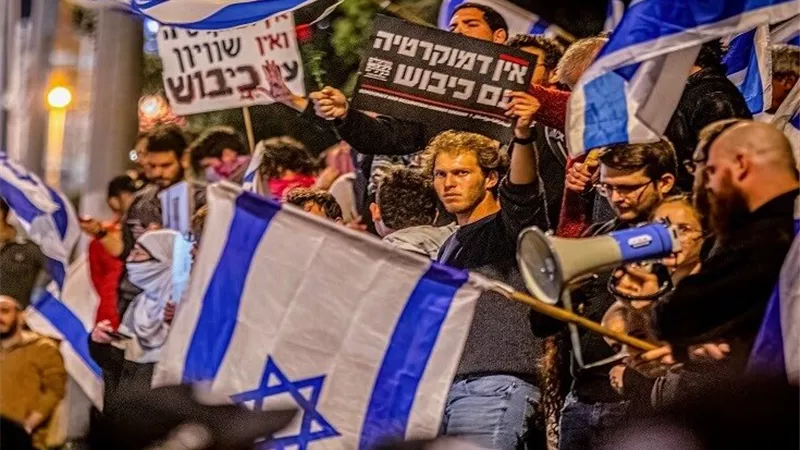 آلاف الإسرائيليين يتظاهرون في عدة مدن للمطالبة بإعادة المحتجزين