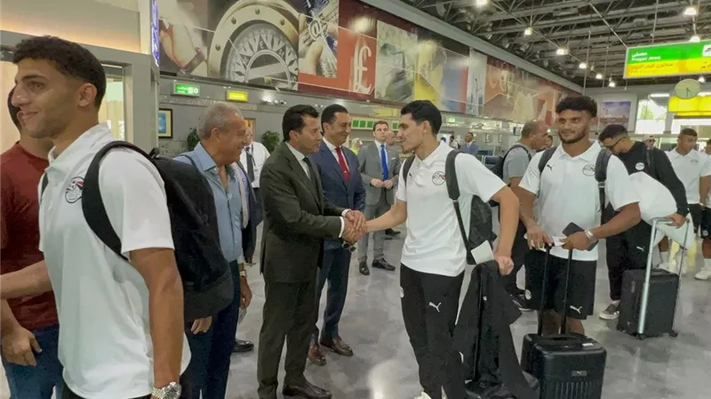 وزير الرياضة يودع منتخب مصر بمطار القاهرة قبل السفر لمواجهة بوركينا فاسو 