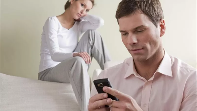 الشات بين الرجل والمرأة.. حدود شرعية أم انفلات إلكتروني؟