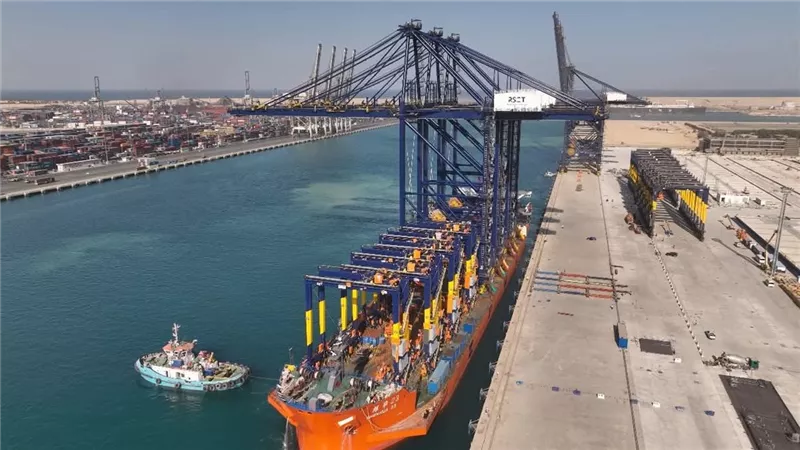 المرحلة الأخيرة من توريد الأوناش.. الصناعة: ميناء السخنة يستقبل السفينة المتخصصة ZHEN HUA 23