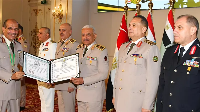 الفريق أول عبد المجيد صقر يكرم القادة الذين أوفوا العطاء بالقوات المسلحة