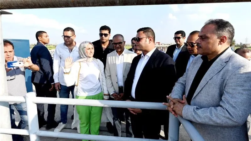 وزير الإسكان ومحافظ الشرقية يتفقدان محطة معالجة صرف صحي أبوكبير بمحافظة الشرقية