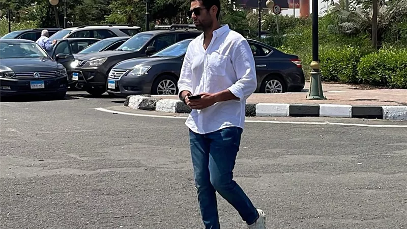 نجوم الفن والرياضة يودعون المطرب الشاب عمرو ستين.. وانهيار خطيبته في الجنازة