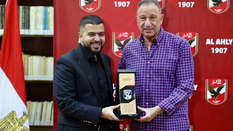 الخطيب يكرم أحمد أمين مسعود بقميص موقّع تقديراً لدوره في استاد الأهلي