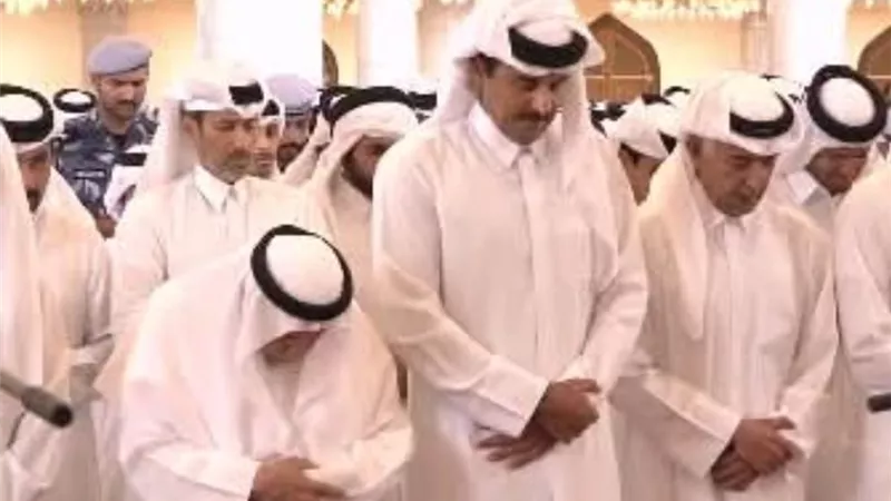 أمير قطر يشارك في مراسم تشييع ضحايا الهجوم الإسرائيلي على الدوحة