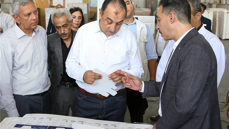 ماذا فعل وزير قطاع الأعمال خلال زيارته لشركة العبوات الطبية؟