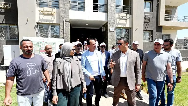 وزير الإسكان يتفقد مشروع 