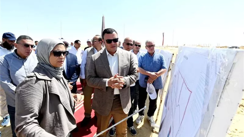 وزير الإسكان يتفقد مشروعات شبكات الطرق والمرافق بتوسعات مدينة الشيخ زايد  