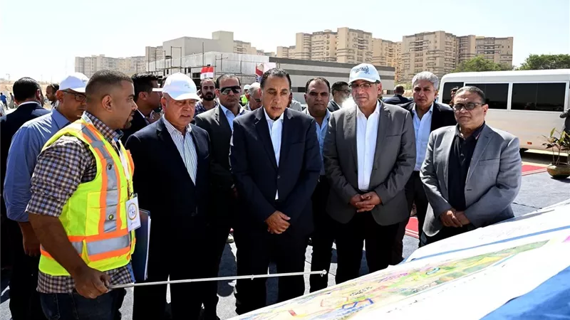 رئيس الوزراء يتابع سير الأعمال بمحطة الأتوبيس الترددي قرب المتحف المصري الكبير