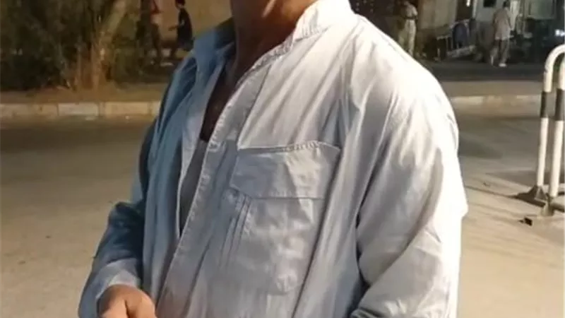 عم إبراهيم بائع المناديل.. كفاح وصبر على قسوة العيش رغم الستين