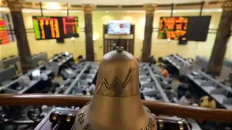 الرقابة المالية تضرب بيد من حديد.. تورط مسؤولين ورجال أعمال بالتلاعب في البورصة المصرية