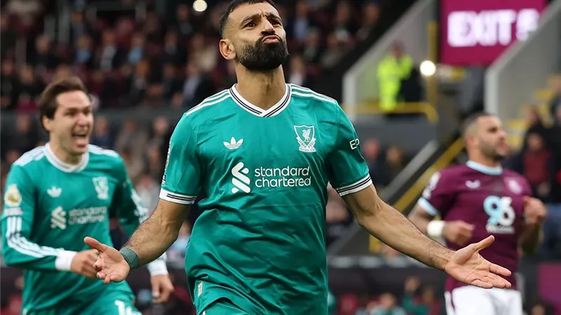 سلوت يكشف سبب أزمة محمد صلاح 
