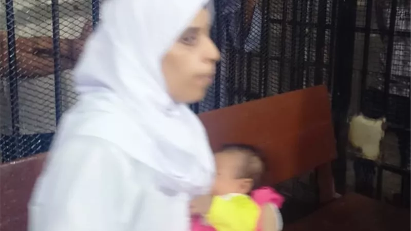 محتضنة رضيعها.. أول ظهور لـ