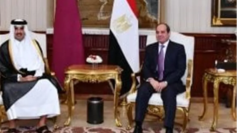 الرئيس السيسي يلتقي أمير قطر عقب وصوله الدوحة للمشاركة في أعمال القمة العربية الإسلامية
