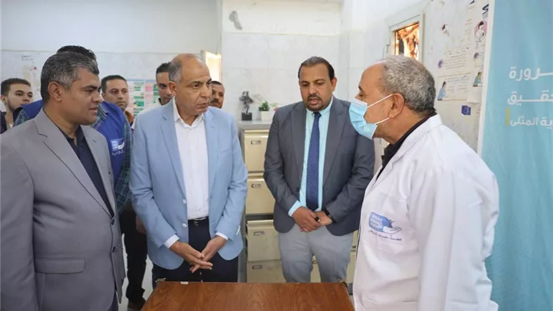 الكشف مجاني.. ماذا فعل محافظ المنيا خلال تفقده قافلة طبية بقرية منبال؟