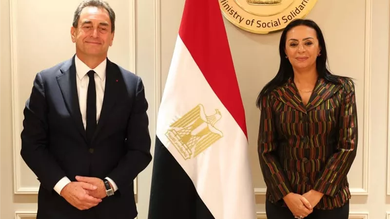 مشيدا ببرنامج تكافل وكرامة.. وزيرة التضامن الاجتماعي تلتقي السفير الفرنسي بالقاهرة