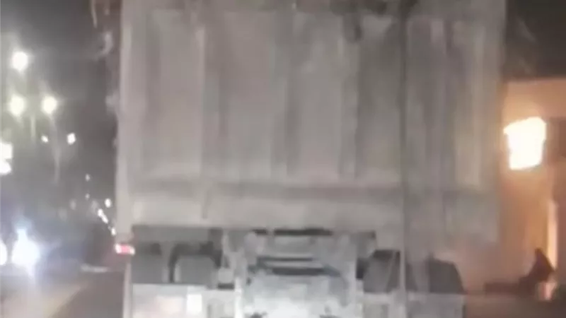 سيارة نقل بدون لوحات تثير الذعر بكورنيش المعصرة.. والأمن يفحص الفيديو