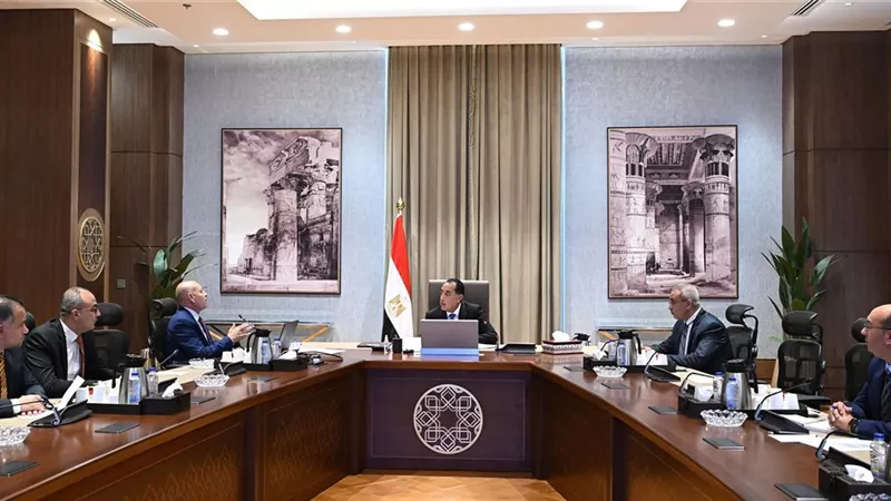 رئيس الوزراء يتابع مع محافظ القاهرة الموقف التنفيذي الحالي لعدد من المشروعات الجارية بالمحافظة