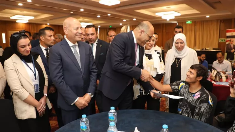 لدمجهم في سوق العمل.. وزير العمل ومحافظ القاهرة يسلمان 100 عقد عمل جديد لذوي همم 