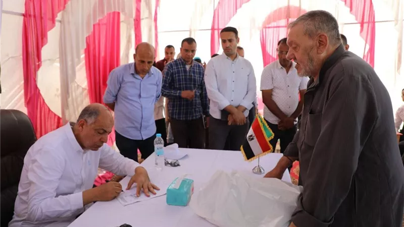 محافظ المنيا يلتقي أهالي قلندول ويستجيب لمطالبهم المعيشية